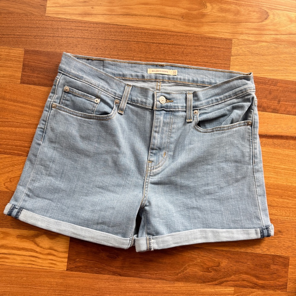 Levi's Women's Mid Length Jean Shorts‎ Size 31